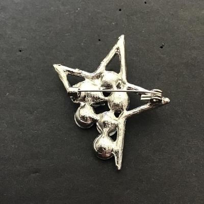 Very nice Silvertone fashion brooch