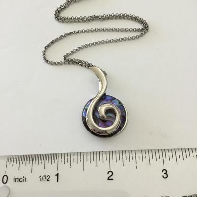 Beautiful very nice silver toned Glass shell pendant necklace