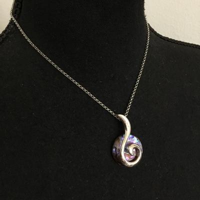 Beautiful very nice silver toned Glass shell pendant necklace