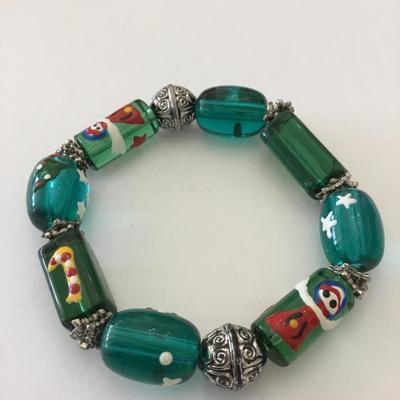 Beautiful very nice silver toned green glass Christmas bead stretch bracelet