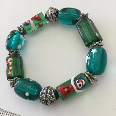 Beautiful very nice silver toned green glass Christmas bead stretch bracelet