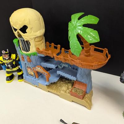 Metal/Plastic Army Tank Made In Japan - Buried Treasure Play Set