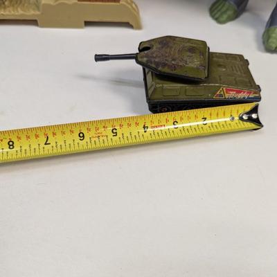 Metal/Plastic Army Tank Made In Japan - Buried Treasure Play Set
