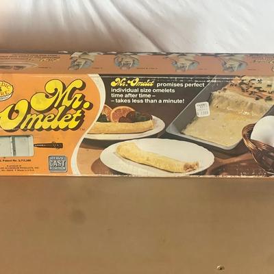 Sale Photo Thumbnail #8: Retro Nordic Ware “Mr. Omelet” cast aluminum omelet pan with original box and insert. Made in Minneapolis, Minnesota by Northland Aluminum Products (Nordic Ware), this clever mid-century kitchen gadget was designed to make perfect rolled omelets “in