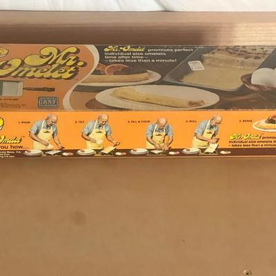 Sale Photo Thumbnail #7: Retro Nordic Ware “Mr. Omelet” cast aluminum omelet pan with original box and insert. Made in Minneapolis, Minnesota by Northland Aluminum Products (Nordic Ware), this clever mid-century kitchen gadget was designed to make perfect rolled omelets “in