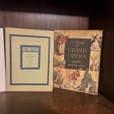 Sale Photo Thumbnail #37: A varied collection of music books and scores for piano and voice, ideal for performers, teachers, or collectors. Includes:
1️⃣ The New Best of Gospel: 100 Songs of Devotion – Hal Leonard (modern paperback, revised edition)
2️⃣ The Complete Lord