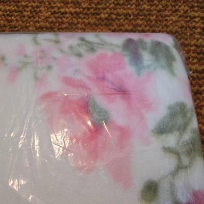 Vintage Minnesota Warm Bilt floral blanket, new old stock in its original packaging. 72" x 90"