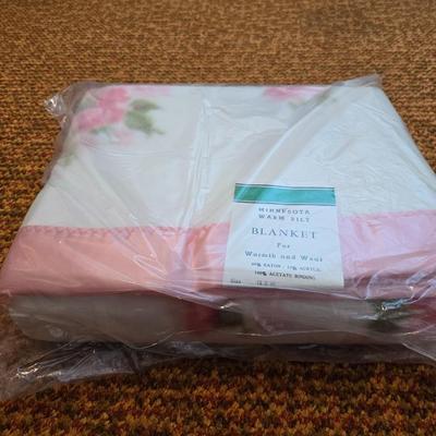 Vintage Minnesota Warm Bilt floral blanket, new old stock in its original packaging. 72" x 90"
