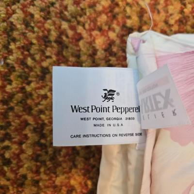 Pair of vintage Martex "Beau Rivage" full/queen comforter featuring a large-scale floral print with pink and green poppies.