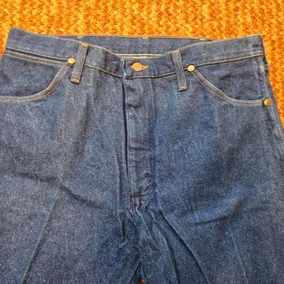 Two pairs of like new without tags Men's Wrangler Jeans size 36 x 29