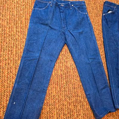 Two pairs of like new without tags Men's Wrangler Jeans size 36 x 29