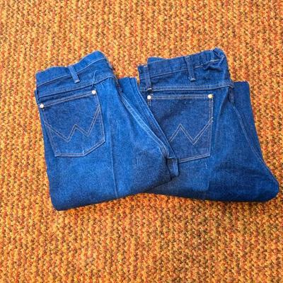 Two pairs of like new without tags Men's Wrangler Jeans size 36 x 29