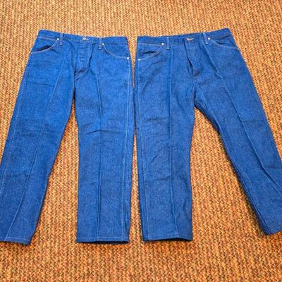Two pairs of like new without tags Men's Wrangler Jeans size 36 x 30
