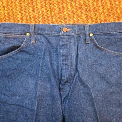 Two pairs of like new without tags Men's Wrangler Jeans size 36 x 30