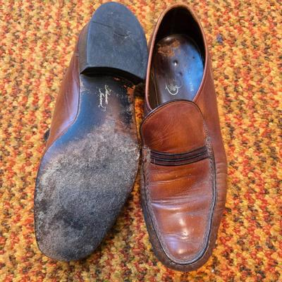 5 Pairs of Men's Size 9 & 9.5 dress shoes with shoe stretchers Florsheim - Sas -