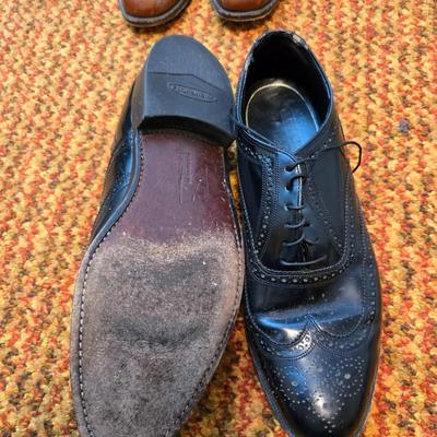5 Pairs of Men's Size 9 & 9.5 dress shoes with shoe stretchers Florsheim - Sas -