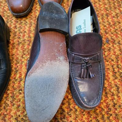 5 Pairs of Men's Size 9 & 9.5 dress shoes with shoe stretchers Florsheim - Sas -