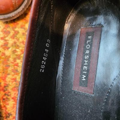 5 Pairs of Men's Size 9 & 9.5 dress shoes with shoe stretchers Florsheim - Sas -