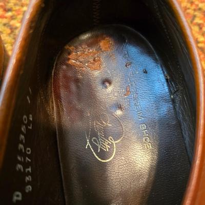 5 Pairs of Men's Size 9 & 9.5 dress shoes with shoe stretchers Florsheim - Sas -