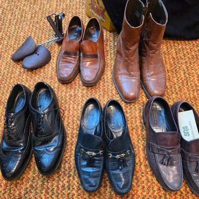 5 Pairs of Men's Size 9 & 9.5 dress shoes with shoe stretchers Florsheim - Sas -