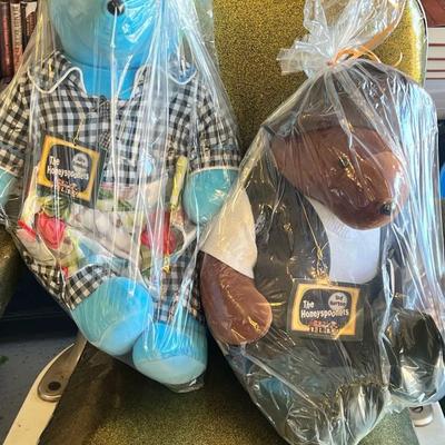 Sale Photo Thumbnail #118: Description:
Pair of American Bear Company collectible parody bears from the Honeymooners tribute series “The Honeypoosonets.” Both come with their original hangtags.

Includes:

Alice Kramdenbear – light blue bear in black-and-white checkered dress