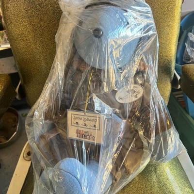 Sale Photo Thumbnail #119: Collectible American Bear Company parody plush of aviation pioneer Charles Lindbergh, titled “Charles Lyndbeargh.” with hangtag.

Features:

Light blue bear

Faux-leather aviator jacket & goggles

Original “Charles Lyndbeargh” hangtag

Highly coll