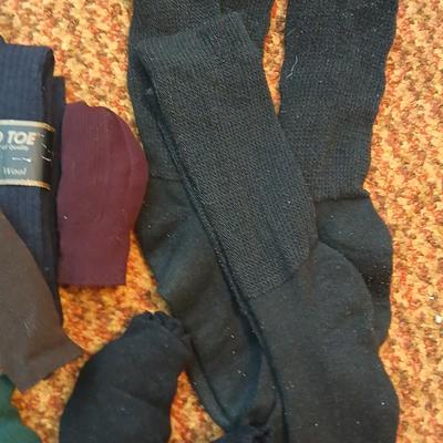 New Roundtree & Yorke crew neck t-shirts Size Large with Colored socks