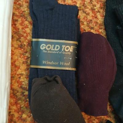 New Roundtree & Yorke crew neck t-shirts Size Large with Colored socks