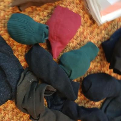 New Roundtree & Yorke crew neck t-shirts Size Large with Colored socks