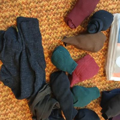 New Roundtree & Yorke crew neck t-shirts Size Large with Colored socks