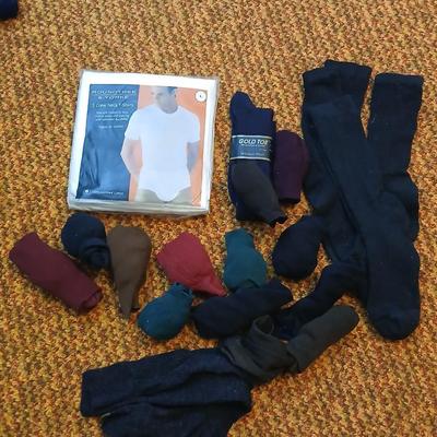 New Roundtree & Yorke crew neck t-shirts Size Large with Colored socks