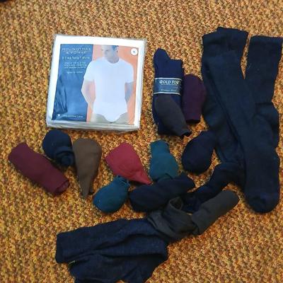 New Roundtree & Yorke crew neck t-shirts Size Large with Colored socks