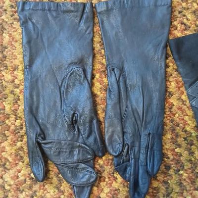 Ladie's mostly leather driving gloves