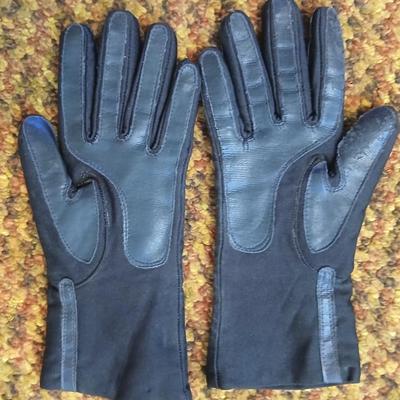 Ladie's mostly leather driving gloves