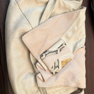 Sale Photo Thumbnail #135: Beautiful vintage Sharif USA designer handbag set, made in the United States. Includes:

1 Large Sharif Leather Shoulder Bag

Cream/ivory genuine leather

Signed interior metal tag

Oversized, slouchy style

Clean interior

Light wear consistent with age
