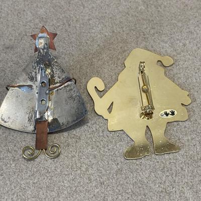 2 vintage Christmas pins