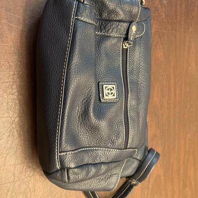 Sale Photo Thumbnail #147: Genuine Giani Bernini leather crossbody bag in rich navy blue. Features soft pebbled leather, front zip pocket, adjustable shoulder strap, and silver-tone hardware. Interior includes zippered pocket and fabric lining stamped with the Giani Bernini logo. C