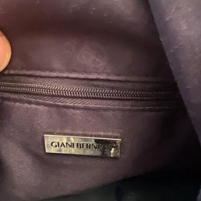 Sale Photo Thumbnail #146: Genuine Giani Bernini leather crossbody bag in rich navy blue. Features soft pebbled leather, front zip pocket, adjustable shoulder strap, and silver-tone hardware. Interior includes zippered pocket and fabric lining stamped with the Giani Bernini logo. C