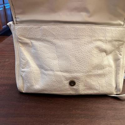 Sale Photo Thumbnail #152: No visible branding, but the design and stitching are consistent with vintage department-store labels (e.g., Koret, Firenze, Dorset Rex, etc.).

Material: Faux crocodile embossed vinyl with multicolor stitched ribbon inlays
Closure: Magnetic snap
Interior