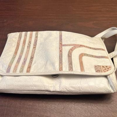 Sale Photo Thumbnail #153: No visible branding, but the design and stitching are consistent with vintage department-store labels (e.g., Koret, Firenze, Dorset Rex, etc.).

Material: Faux crocodile embossed vinyl with multicolor stitched ribbon inlays
Closure: Magnetic snap
Interior