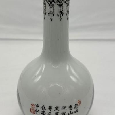 Chinese Vintage Porcelain, Beautiful Vase with six characters mark on the bottom-local pickup and shipping available