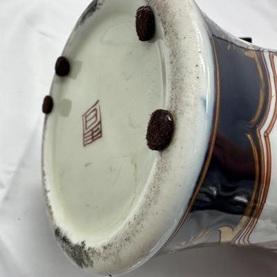 Beautiful Chinese Export Porcelain Stype Jar-local pickup and shipping available