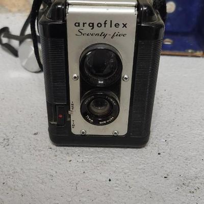 Sale Photo Thumbnail #25: Argus Argoflex seventy five with flas attachment and leather case. Fit a medium one rate box