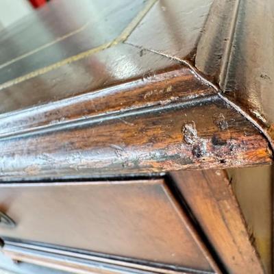 Sale Photo Thumbnail #34: Antique Universal Studios (marked with a tag) large executive, partner or director's desk most likely used on set as a prop. Has "dummy" set of drawers on one side (they don't open). Comes with key. Black Leather Top. Comes apart into 3 - Pieces (2 drawer