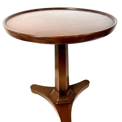 Sale Photo Thumbnail #136: Vintage Kittinger Furniture Buffalo Round Wood Pedestal Table Pattern T252 with Gold Ball Feet.
In good condition with some minor marks consistent with use. Top has a little bit of a rough grain in areas. Please see photos.
Approximately 14"x14"x17"