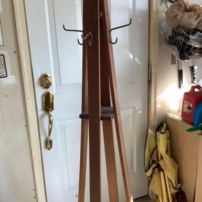 Sale Photo Thumbnail #134: This is a great wood coat rack.