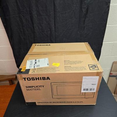 Brand new Toshiba 0.9 CU. FT. Microwave