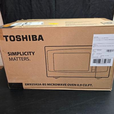 Brand new Toshiba 0.9 CU. FT. Microwave