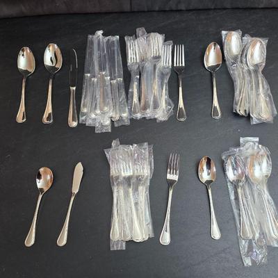 Cusininart 12/10 Stainless steel flatware set / appears brand new!