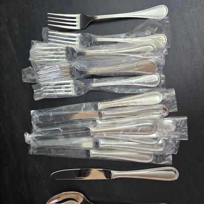 Cusininart 12/10 Stainless steel flatware set / appears brand new!